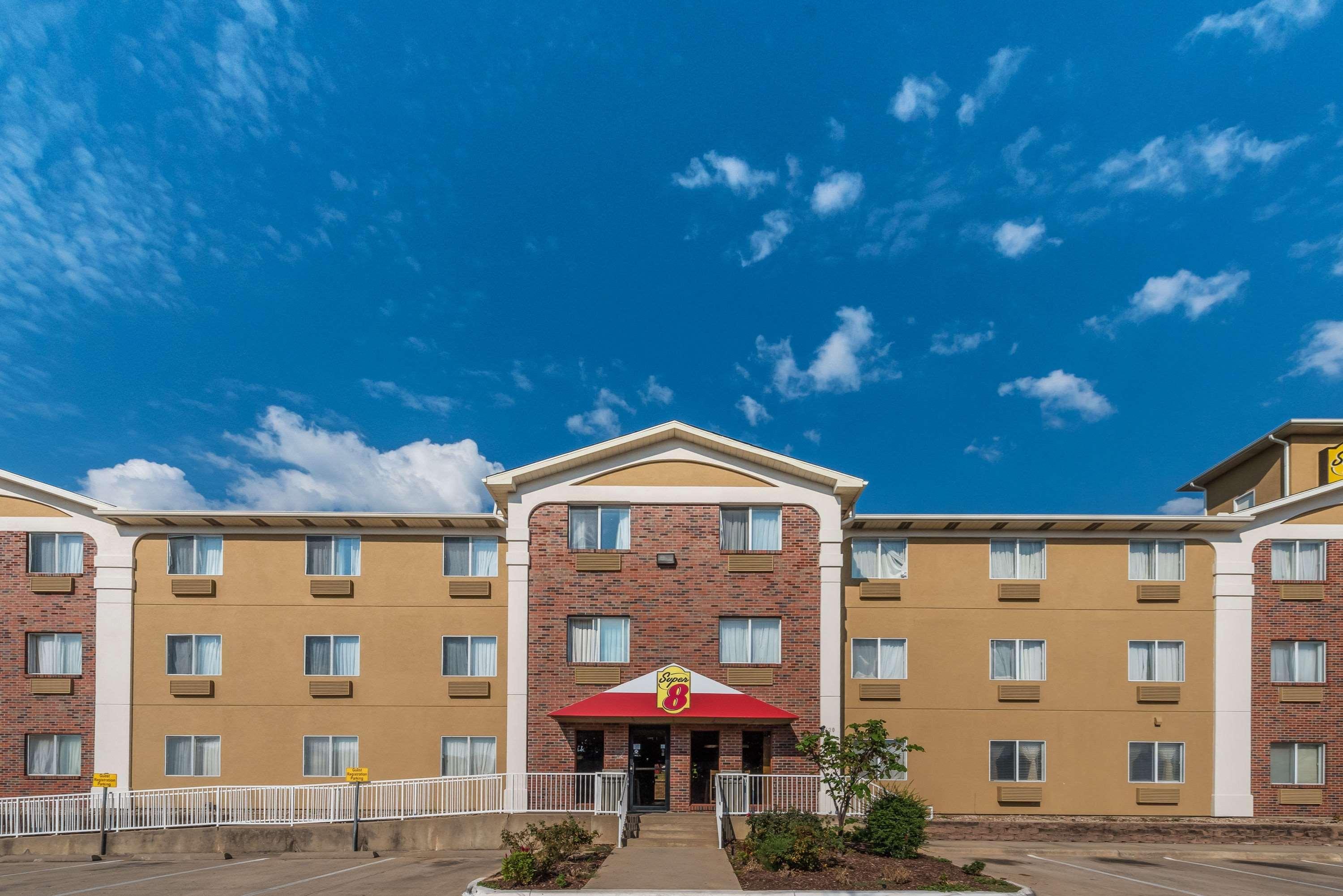 Super 8 By Wyndham Denton Hotell Exteriör bild