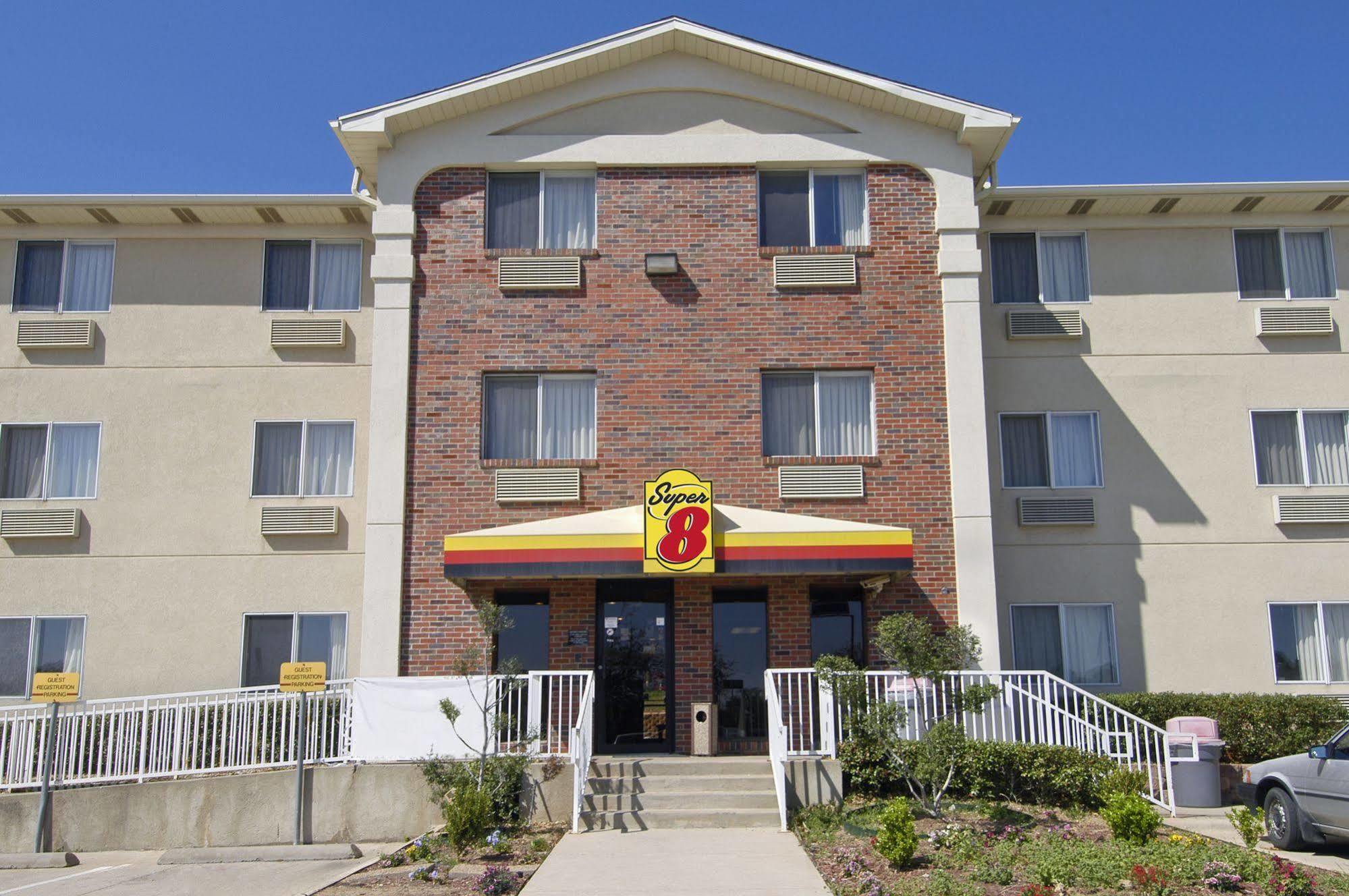 Super 8 By Wyndham Denton Hotell Exteriör bild